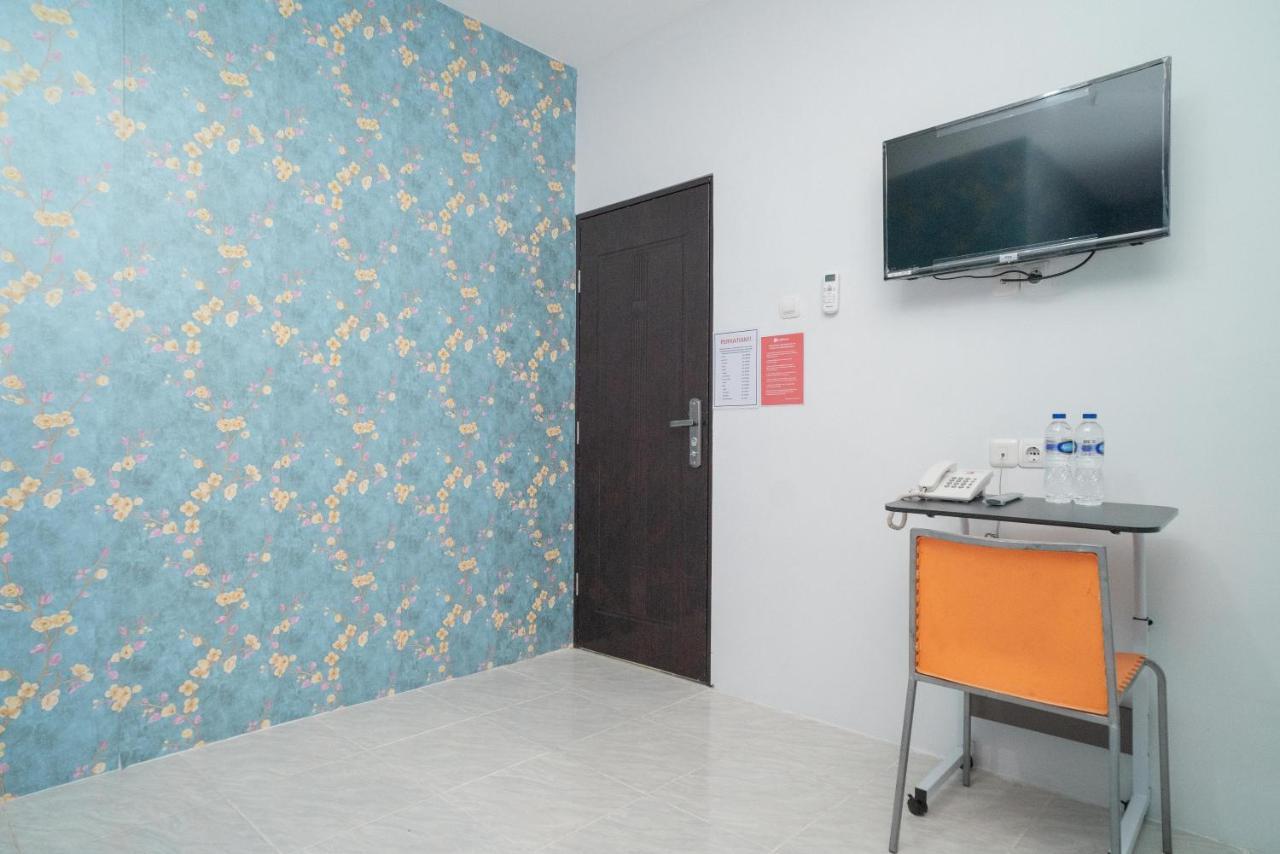Reddoorz Plus Near Itc Cempaka Mas 2 Giacarta Esterno foto